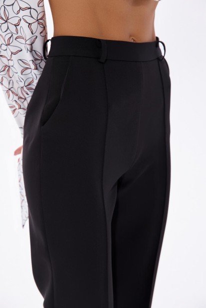 Фото Классические брюки прямого кроя в черном оттенке (3)