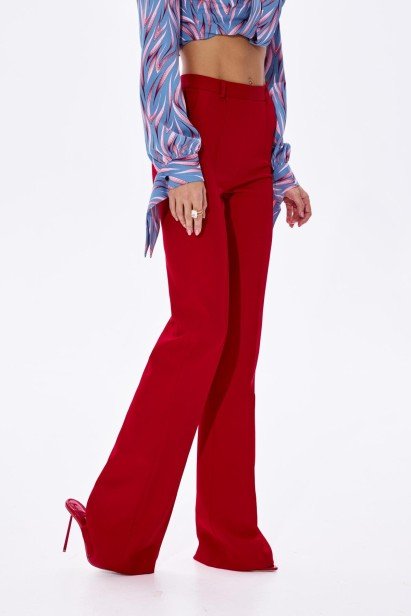 Фото Классические брюки прямого кроя в красном оттенке (1)