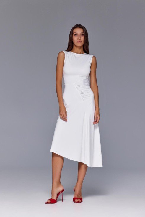 Фото Белое платье миди с драпировкой на талии (2)
